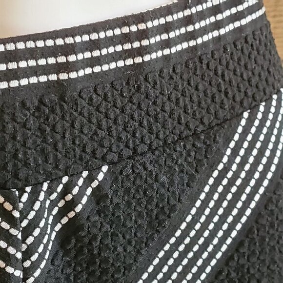 BLACK/WHITE CHEVRON SKIRT - Picture 2 of 4